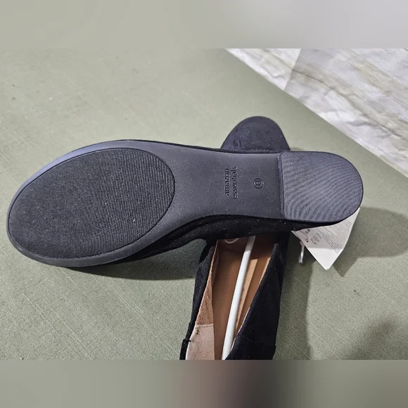 Amazon Essentials Women's Classic Black Suede Flats - Picture 4 of 4